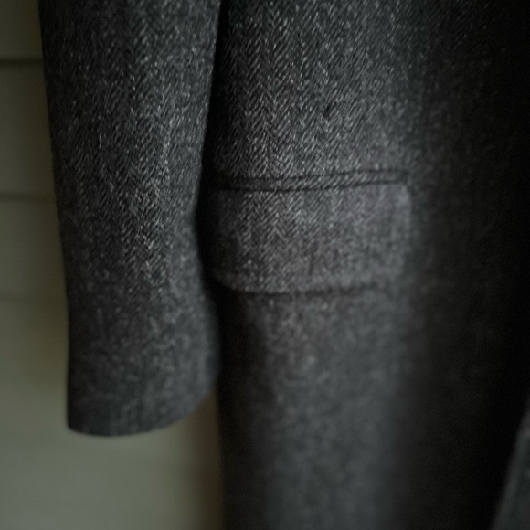 Handsome Gray Herringbone Tweed Wool Long Coat With Velvet Collar - Picture 9 of 9